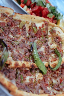 Geleneksel Türkçe fırında pide. Türk pizzası, Orta Doğu aperatifleri. Türk mutfağı. Et ile doldurulmuş çam