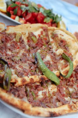 Geleneksel Türkçe fırında pide. Türk pizzası, Orta Doğu aperatifleri. Türk mutfağı. Et ile doldurulmuş çam