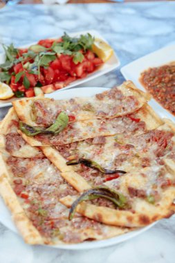 Geleneksel Türkçe fırında pide. Türk pizzası, Orta Doğu aperatifleri. Türk mutfağı. Et ile doldurulmuş çam