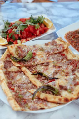 Geleneksel Türkçe fırında pide. Türk pizzası, Orta Doğu aperatifleri. Türk mutfağı. Et ile doldurulmuş çam