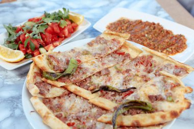 Geleneksel Türkçe fırında pide. Türk pizzası, Orta Doğu aperatifleri. Türk mutfağı. Et ile doldurulmuş çam