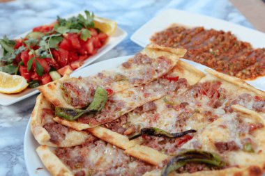 Geleneksel Türkçe fırında pide. Türk pizzası, Orta Doğu aperatifleri. Türk mutfağı. Et ile doldurulmuş çam