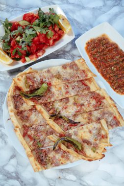 Geleneksel Türkçe fırında pide. Türk pizzası, Orta Doğu aperatifleri. Türk mutfağı. Et ile doldurulmuş çam