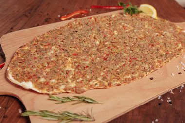 Geleneksel Türkçe fırında pide. Türk pizzası, Orta Doğu aperatifleri. Türk mutfağı. Et ile doldurulmuş çam
