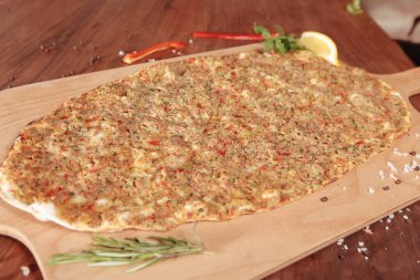 Geleneksel Türkçe fırında pide. Türk pizzası, Orta Doğu aperatifleri. Türk mutfağı. Et ile doldurulmuş çam