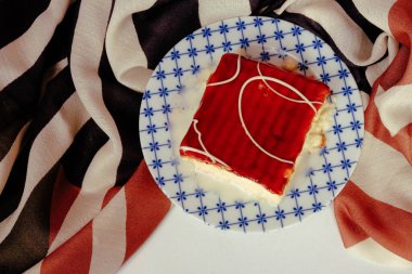 Masada lezzetli bir pasta var.