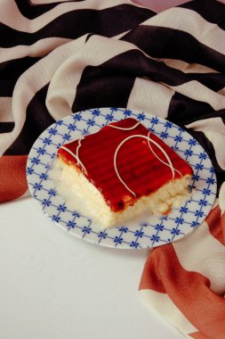 Masada lezzetli bir pasta var.