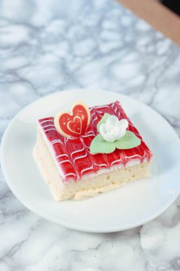 Masada lezzetli bir pasta var.