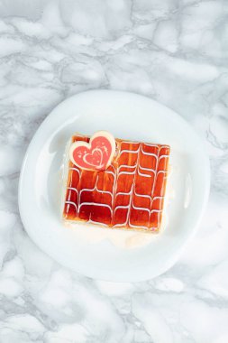 Masada lezzetli bir pasta var.