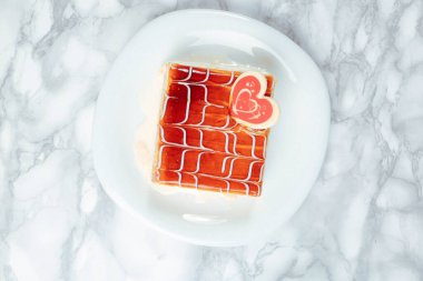 Masada lezzetli bir pasta var.