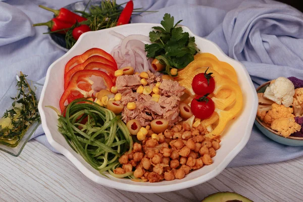 Taze salata tabağı ile karışık yeşillik