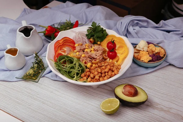 Taze salata tabağı ile karışık yeşillik