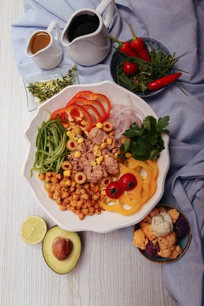 Taze salata tabağı ile karışık yeşillik