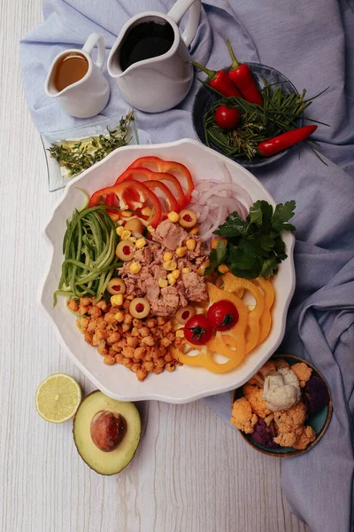 Taze salata tabağı ile karışık yeşillik