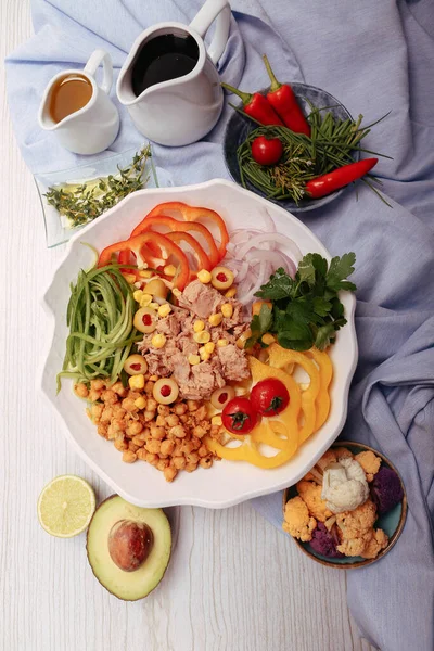 Taze salata tabağı ile karışık yeşillik