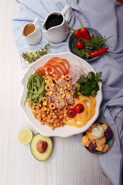 Taze salata tabağı ile karışık yeşillik