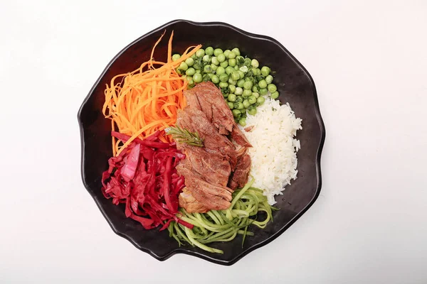 Taze salata tabağı ile karışık yeşillik