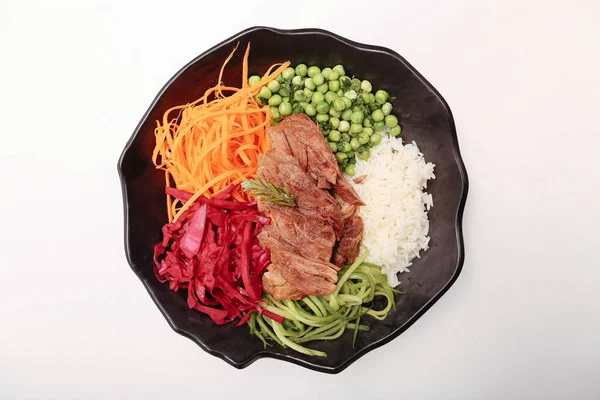 Taze salata tabağı ile karışık yeşillik