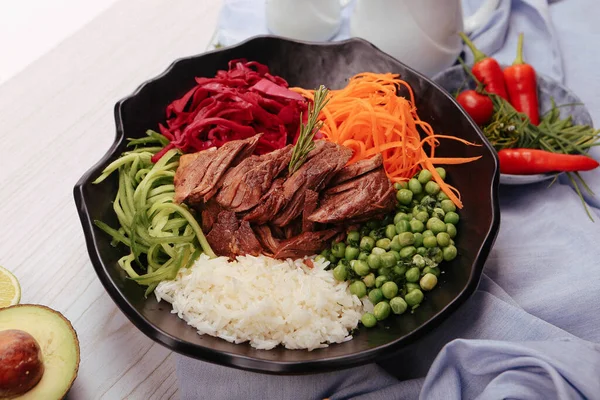 Taze salata tabağı ile karışık yeşillik