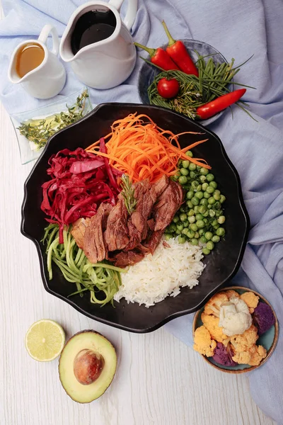 Taze salata tabağı ile karışık yeşillik