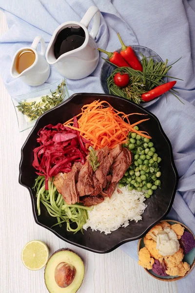 Taze salata tabağı ile karışık yeşillik