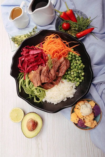 Taze salata tabağı ile karışık yeşillik