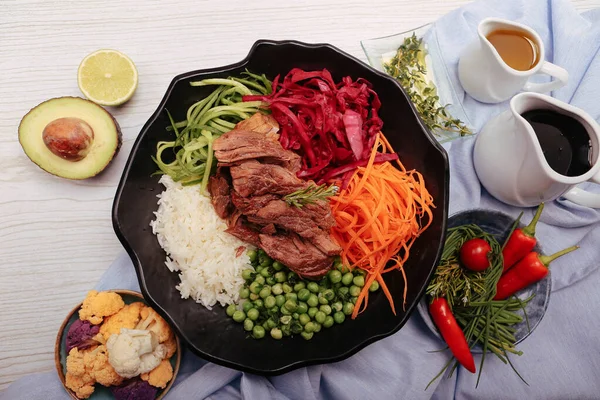 Taze salata tabağı ile karışık yeşillik