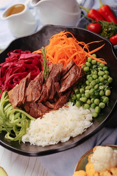 Taze salata tabağı ile karışık yeşillik