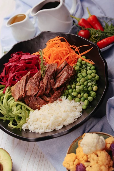 Taze salata tabağı ile karışık yeşillik