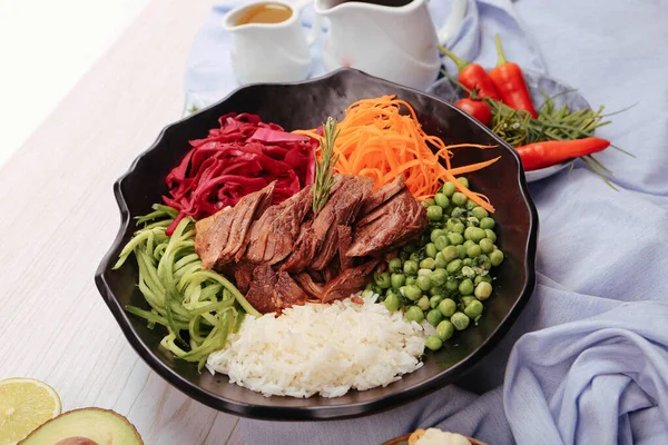 Taze salata tabağı ile karışık yeşillik