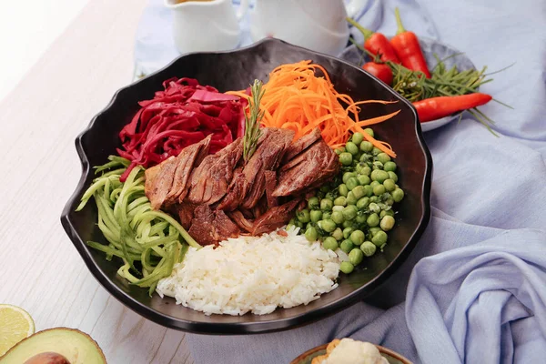 Taze salata tabağı ile karışık yeşillik