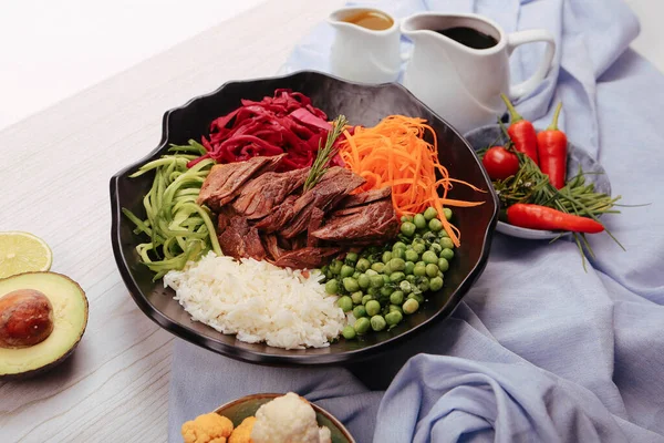 Taze salata tabağı ile karışık yeşillik