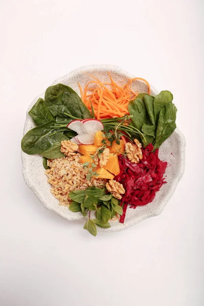 Taze salata tabağı ile karışık yeşillik