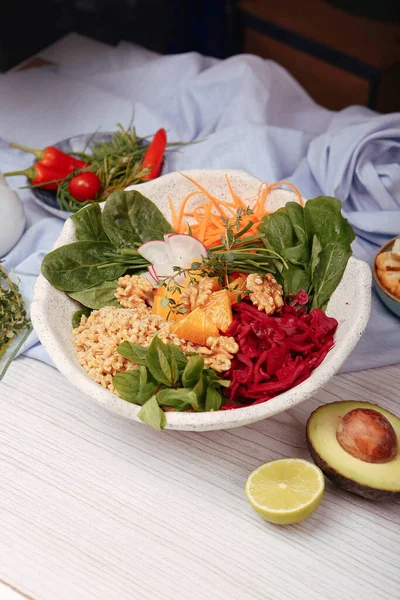 Taze salata tabağı ile karışık yeşillik