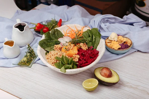 Taze salata tabağı ile karışık yeşillik