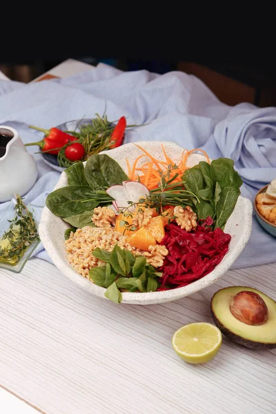 Taze salata tabağı ile karışık yeşillik