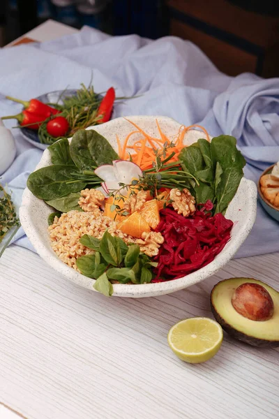 Taze salata tabağı ile karışık yeşillik