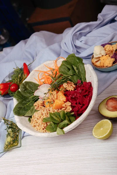 Taze salata tabağı ile karışık yeşillik