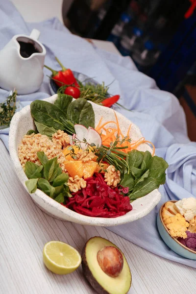 Taze salata tabağı ile karışık yeşillik