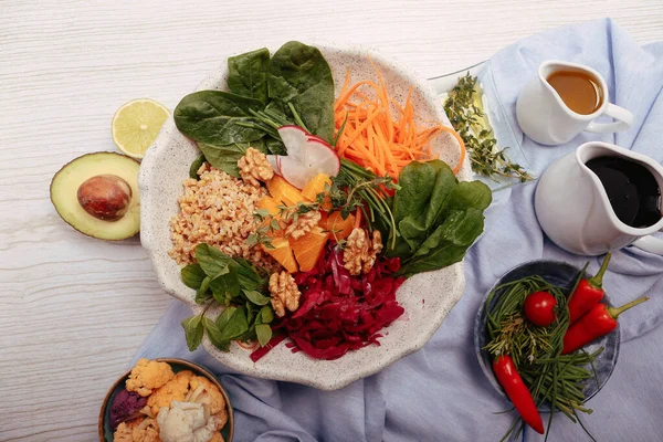 Taze salata tabağı ile karışık yeşillik