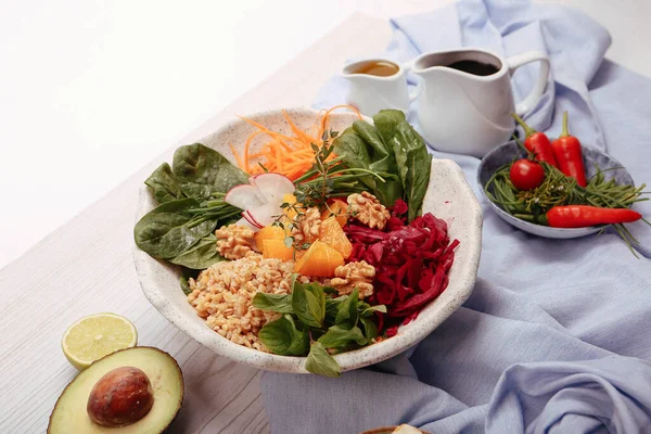 Taze salata tabağı ile karışık yeşillik