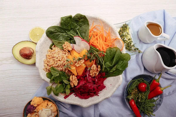 Taze salata tabağı ile karışık yeşillik