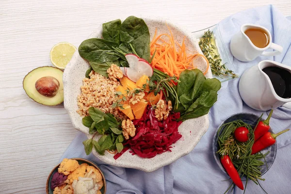 Taze salata tabağı ile karışık yeşillik
