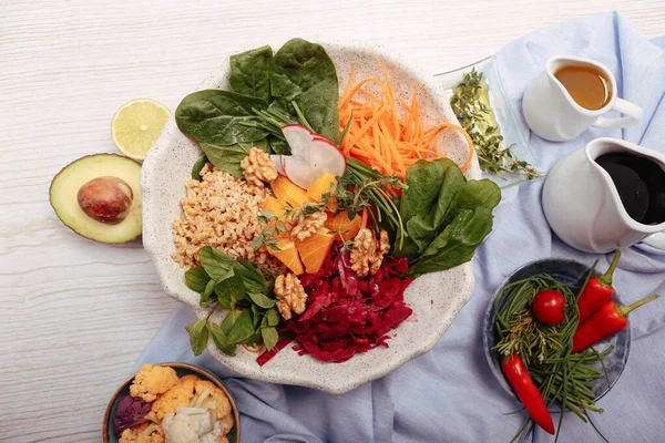 Taze salata tabağı ile karışık yeşillik