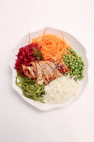 Taze salata tabağı ile karışık yeşillik