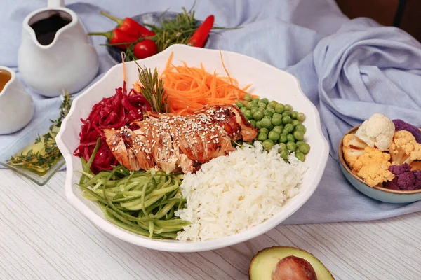 Taze salata tabağı ile karışık yeşillik