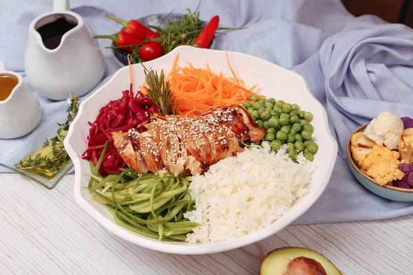 Taze salata tabağı ile karışık yeşillik