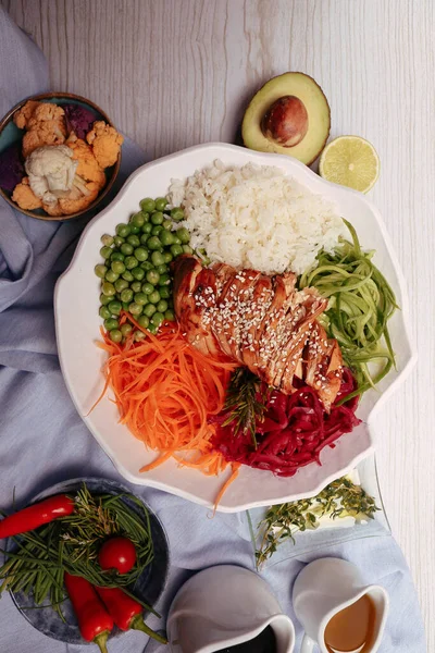 Taze salata tabağı ile karışık yeşillik