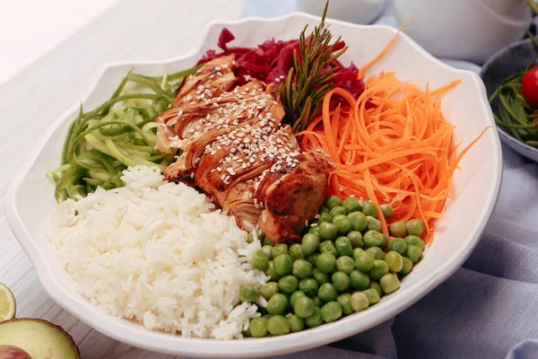 Taze salata tabağı ile karışık yeşillik