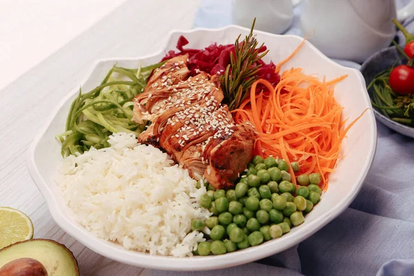 Taze salata tabağı ile karışık yeşillik